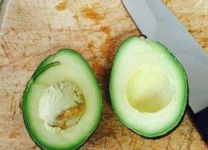 牛油果怎么去核去皮 牛油果剥开取出果肉 图解